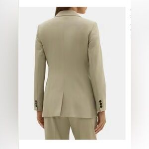 Theory fitted blazer in stretch wool 
Blazer + pants
Light olive